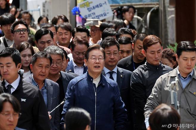 [화천=뉴시스] 조성우 기자 = 민심을 청취하는 '경청 투어'에 나선 이재명 더불어민주당 대선후보가 2일 오후 강원도 화천군 화천시장 인근에서 주민들을 만나기 위해 이동하고 있다. 2025.05.02. xconfind@newsis.com /사진=조성우