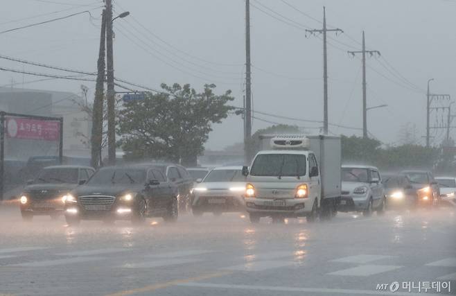 [서귀포=뉴시스] 우장호 기자 = 사진은 기사와 직접적인 관련이 없음. 폭우가 쏟아진 1일 오후 제주 서귀포시 강정동 인근 도로에서 차량들이 낮시간인데도 전조등 환히 밝히고 있다. 2025.05.01./사진=우장호