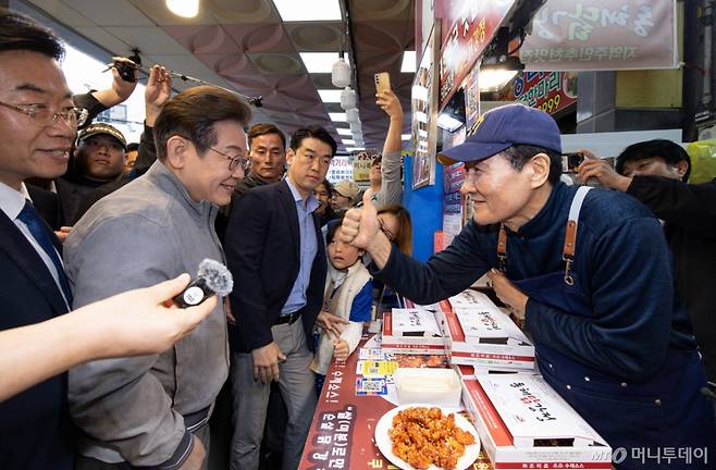 (속초=뉴스1) 이재명 기자 = '골목골목 경청투어 : 동해안벨트편'에 나선 이재명 더불어민주당 대통령 후보가 3일 오전 강원 속초시 중앙로 속초관광수산시장에 위치한 닭강정집에서 상인과 대화를 하고 있다. 2025.5.3/뉴스1  Copyright (C) 뉴스1. All rights reserved. 무단 전재 및 재배포,  AI학습 이용 금지. /사진=(속초=뉴스1) 이재명 기자