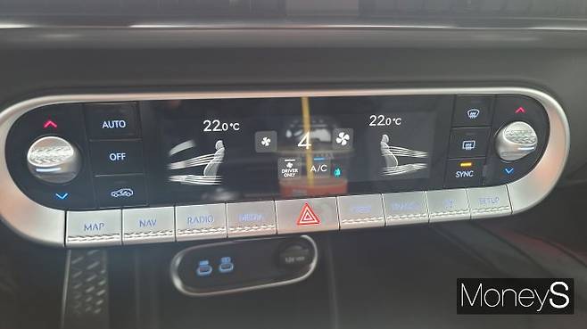 GV60 부분변경에는 직관적인 물리버튼이 있어 조작이 간편하다. /사진=김창성 기자