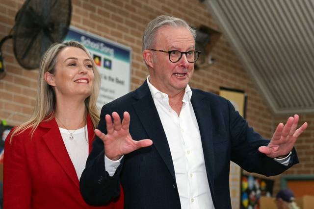 앤서니 앨버니지 호주 총리가 총선이 열린 3일 시드니의 한 초등학교에 마련된 투표소에서 투표를 마친 뒤 취재진의 질의에 답하고 있다. AFP 연합뉴스