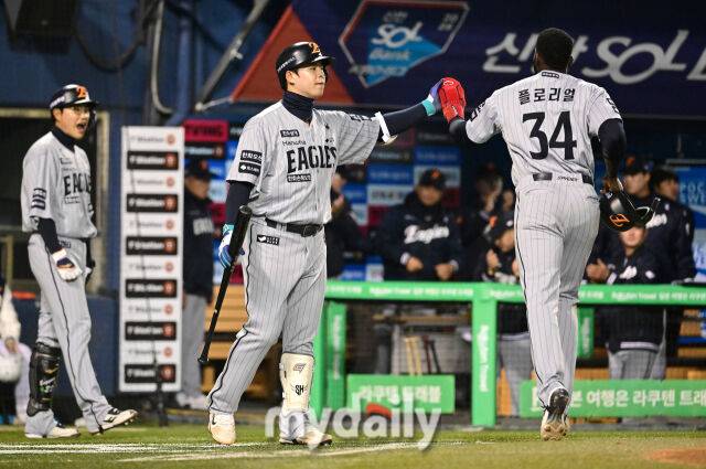 2025년 4월 10일 오후 서울 잠실구장에서 진행된 '2025 신한 SOL뱅크 KBO 리그' 한화 이글스와 두산 베어스의 경기. 한화 3루 주자 플로리얼이 6회초 1사 1.3루서 1루 주자 문현빈이 2루 도루를 할때 이중도루를 시도해 홈에서 세이프된 뒤 노시환의 축하를 받고 있다./마이데일리