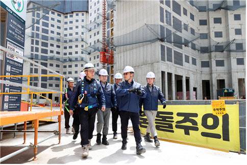 지난달 23일, 부천 송내역 푸르지오센트비엔현장에서 대우건설 김보현 사장(맨 앞줄 오른쪽)이 안전점검을 진행하고 있다. [대우건설 제공]
