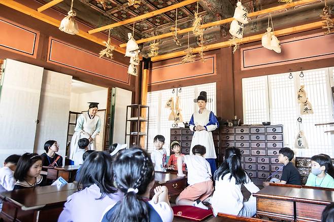 어린이 궁중문화축전에서 조선시대 의관을 체험하는 아이들 모습. [국가유산진흥원]