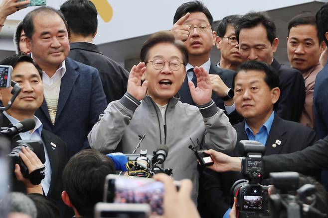 더불어민주당 이재명 대선 후보가 ‘골목골목 경청투어’ 사흘째인 3일 ‘동해안벨트’ 첫 방문지인 강원도 속초시 중앙재래시장에서 도민들을 만나 지지를 호소하고 있다. [연합]