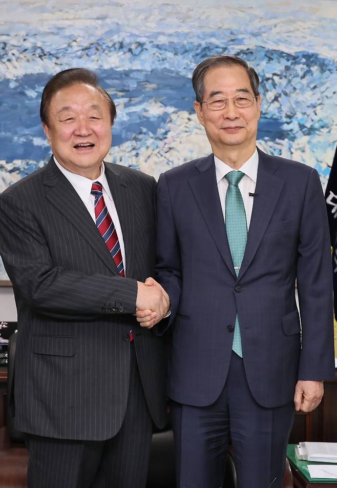 한덕수 전 국무총리가 3일 서울 여의도 국회 헌정기념관을 방문, 정대철 헌정회장과 악수하고 있다. <연합>