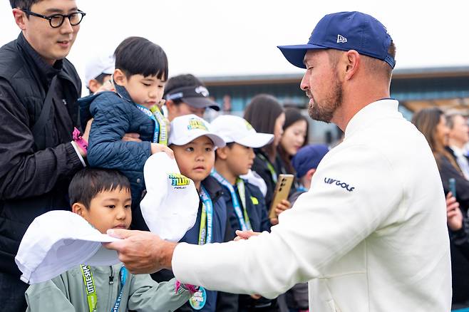 2라운드 출발을 앞두고 1번 홀 티잉구역에서 사인을 해주고 있는 브라이슨 디섐보. [사진=LIV골프]