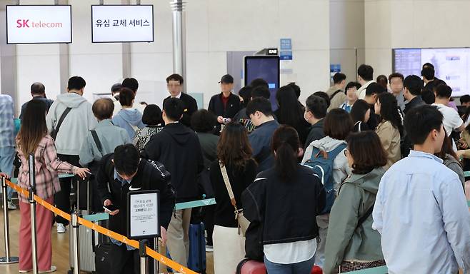 황금연휴를 앞둔 30일 인천국제공항 제1여객터미널 SK텔레콤 로밍센터에서 출국자들이 유심 교체를 위해 대기하고 있다. [연합]