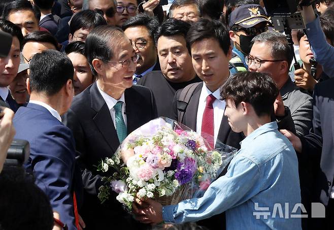 [서울=뉴시스] 조성봉 기자 = 한덕수 전 국무총리가 2일 오전 서울 여의도 국회 소통관에서 대선출마 선언 기자회견을 마치고 지지자에게 꽃다발을 받고 있다. 2025.05.02. suncho21@newsis.com