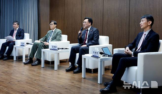 [서울=뉴시스] 김진아 기자 = 김병환 금융위원장이 3일 서울 중구 은행회관에서 열린 한국은행-한국금융연구원 공동 정책 컨퍼런스 '부동산 신용집중: 현황, 문제점 그리고 개선방안' 특별대담에서 발언하고 있다. 왼쪽부터 이항용 한국금융연구원 원장, 이창용 한국은행 총재, 김 위원장, 이복현 금융감독원장. 2025.04.03. bluesoda@newsis.com