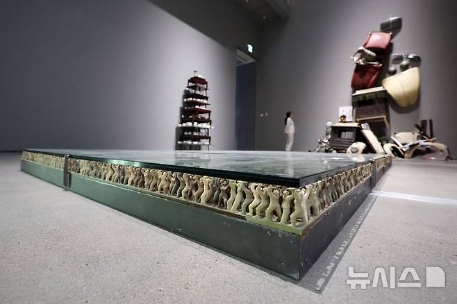 [서울=뉴시스] 박진희 기자 = 국립현대미술관 서울 상설전 '한국현대미술 하이라이트'전시에 선보인 서도호의 '바닥'. 2025.04.30. pak7130@newsis.com