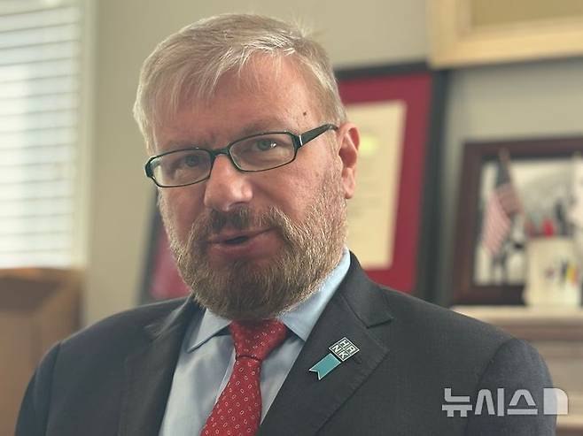 [워싱턴=뉴시스]이윤희 특파원 = 그레그 스칼라튜 북한인권이사회(HRNK) 회장이 지난달 30일(현지 시간) 미국 워싱턴DC HRNK 사무실에서 뉴시스와 인터뷰하고 있다. 2025.05.03.