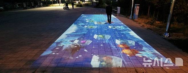 [김해=뉴시스]김해 도심공원 영상조명. (사진=김해시 제공). 2025.05.03. photo@newsis.com