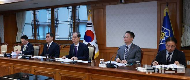 [서울=뉴시스] 고범준 기자 = 한덕수 대통령 권한대행 국무총리가 1일 서울 종로구 정부서울청사에서 열린 안보관계장관회의에서 발언하고 있다. 2025.05.01. bjko@newsis.com