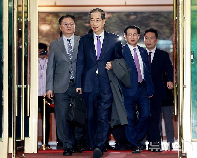 [서울=뉴시스] 고범준 기자 = 총리직 사퇴를 발표한 한덕수 대통령 권한대행 국무총리가 1일 서울 종로구 정부서울청사에서 열린 퇴임식을 마치고 청사를 떠나고 있다. 2025.05.01. bjko@newsis.com