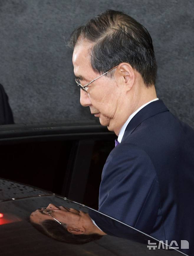 [서울=뉴시스] 고범준 기자 = 총리직 사퇴를 발표한 한덕수 대통령 권한대행 국무총리가 1일 서울 종로구 정부서울청사에서 열린 퇴임식을 마치고 준비된 차량에 탑승하고 있다. 2025.05.01. bjko@newsis.com