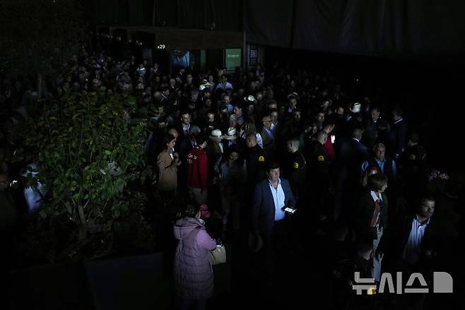 [마드리드=AP/뉴시스] 28일(현지 시간) 스페인에서 발생한 대규모 정전 사태로 마드리드 오픈 테니스 대회가 중단된 가운데 관중들이 내부를 배회하고 있다. 2025.04.29.<font style="vertical-align: inherit;"><font style="vertical-align: inherit;"></font></font>