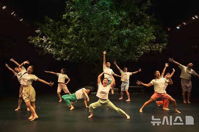 [서울=뉴시스]지난해 초연한 어린이 무용 '얍! 얍! 얍!' 공연의 한 장면 (사진=국립현대무용단 제공)