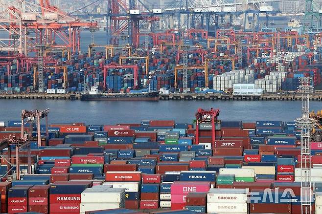 [부산=뉴시스] 하경민 기자 = 사진은 지난 1일 부산 남구 신선대(사진 아래) 및 감만(위) 부두 야적장에 수출입 컨테이너가 가득 쌓여 있는 모습. 2025.05.01. yulnetphoto@newsis.com