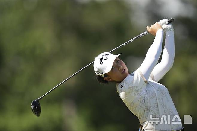 [우들랜즈=AP/뉴시스] 이소미가 26일(현지 시간) 미 텍사스주 우들랜즈의 더 클럽 앳 칼턴우즈에서 열린 미국여자프로골프(LPGA) 투어 셰브론 챔피언십 3라운드 2번 홀에서 티샷하고 있다. 이소미는 중간 합계 5언더파 211타 공동 11위에 자리했다. 2025.04.27.