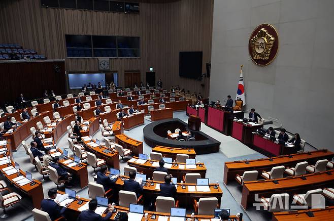 [서울=뉴시스] 고승민 기자 = 28일 서울 여의도 국회에서 열린 제424회 국회(임시회) 예산결산특별위원회 제1차 전체회의에서 박정 위원장이 회의를 주재하고 있다. 2025.04.28. kkssmm99@newsis.com