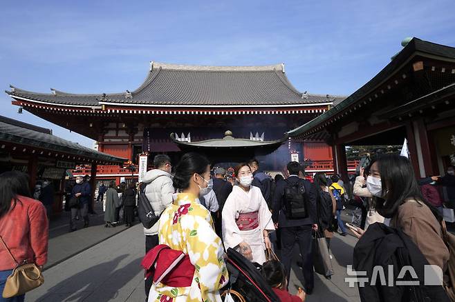 [도쿄=AP/뉴시스]2023년 1월13일 도쿄 센소지(浅草寺) 사찰을 찾은 홍콩 관광객(오른쪽)이 일본에 살고 있는 중일 여성(왼쪽)과 런던에 살고 있는 중국 여동생과 이야기를 나누고 있다. 지난해 일본을 방문한 외국인 관광객은 약 3687만명으로 2023보다 47.1% 증가하며 새로운 최고 기록을 세웠으며, 이들이 일본에서 지출한 돈 역시 2023년 대비 53.4% 급증한 8조1400억엔(75조6600억원)으로 역시 사상 최고 기록을 세웠다. 2025.01.15.