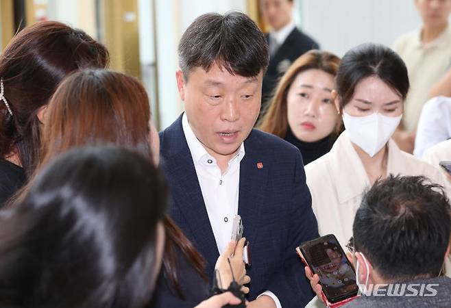 [서울=뉴시스] 황준선 기자 = 남창희 롯데하이마트 대표이사 18일 오후 서울 송파구 롯데월드타워에서 열린 롯데그룹 2023 하반기 VCM(Value Creation Meeting·옛 사장단 회의)에 참석하고 있다. 2023.07.18. hwang@newsis.com