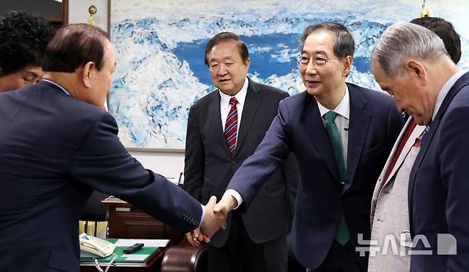 [서울=뉴시스] 추상철 기자 = 대선 출마를 선언한 한덕수 전 국무총리가 3일 오후 서울 영등포구 여의도 국회 헌정기념관에서 정대철 헌정회장을 예방해 정치원로와 인사를 하고 있다. 2025.05.03. scchoo@newsis.com