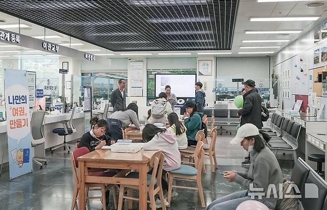 [시흥=뉴시스] 어린이들이 민원여권과에서 '나만의 여권 만들기' 체험을 하고 있다. (사진=시흥시 제공).