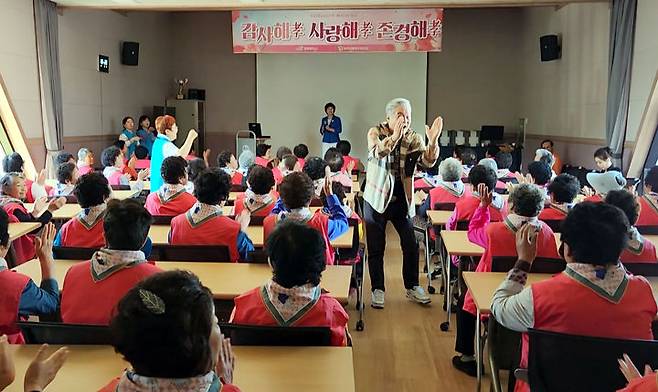 [순천=뉴시스] 한지일 공연봉사팀이 순천만요양병원을 3년만에 다시찾아 공연 봉사 하고 있다. (사진=공연팀 제공) 2025.05.03. photo@newsis.com *재판매 및 DB 금지