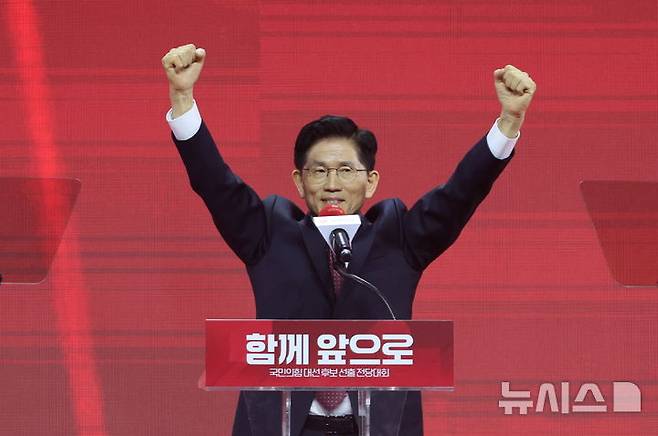 [고양=뉴시스] 고승민 기자 = 3일 경기 고양 킨텍스에서 열린 국민의힘 대선 후보 선출 전당대회에서 대선 후보로 선출된 김문수 후보가 수락연설을 하고 있다. 2025.05.03. kkssmm99@newsis.com