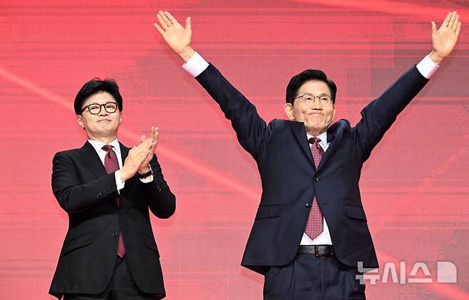 [고양=뉴시스] 고승민 기자 = 3일 경기 고양 킨텍스에서 열린 국민의힘 대선 후보 선출 전당대회에서 최종 후보로 선출된 김문수 후보가 한동훈 후보의 축하를 받고 있다. (공동취재) 2025.05.03. photo@newsis.com