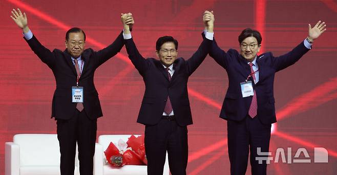 [고양=뉴시스] 고승민 기자 = 3일 경기 고양 킨텍스에서 열린 국민의힘 대선 후보 선출 전당대회에서 최종 대선 후보로 선출된 김문수 후보가 권영세 비대위원장, 권성동 원내대표와 기념촬영하고 있다. 2025.05.03. kkssmm99@newsis.com