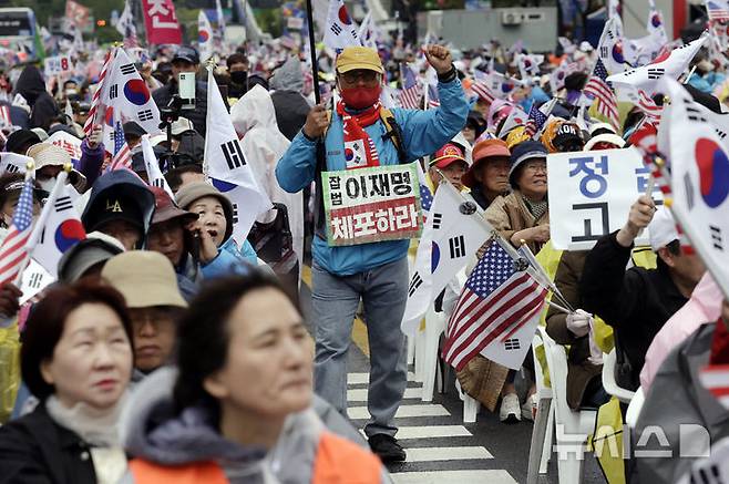 [서울=뉴시스] 최동준 기자 = 자유통일당이 3일 서울 광화문에서 '반국가세력법치농단OUT' 집회를 열고 윤석열 전 대통령 탄핵 무효 등을 촉구하고 있다. 2025.05.03. photocdj@newsis.com