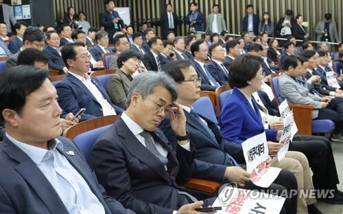 굳은 표정의 민주당 의원들 (서울=연합뉴스) 류영석 기자 = 대법원이 더불어민주당 이재명 대선후보의 공직선거법 위반 혐의 2심 무죄판결을 파기 환송한 1일 서울 여의도 국회에서 열린 민주당 긴급의원총회에서 의원들이 굳은 표정을 짓고 있다.   2025.5.1 ondol@yna.co.kr