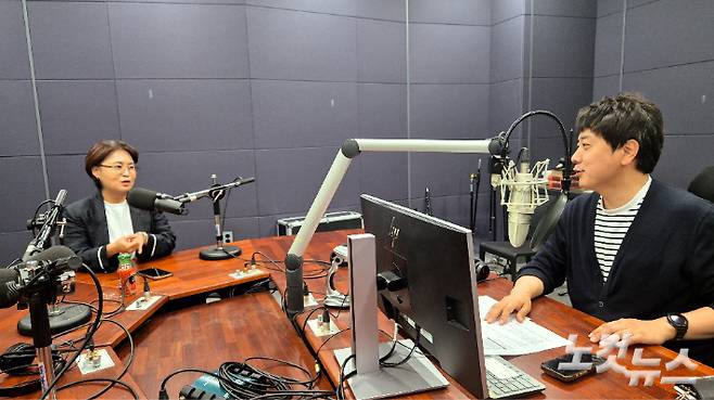 강원CBS.강원영동CBS 시사프로그램 <최진성의 위클리오늘>에 출연한 느린소리 최수진 대표. 강민주 PD