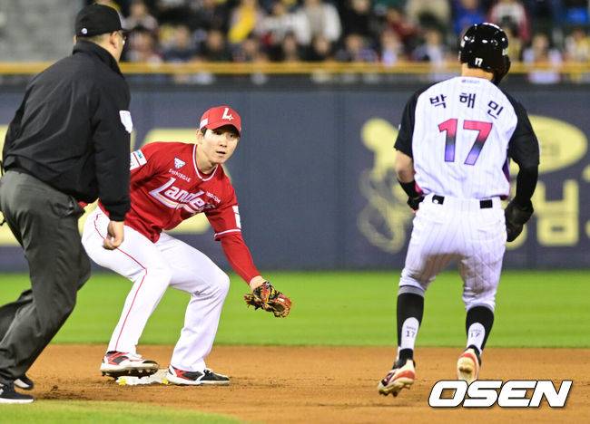 [OSEN=잠실, 조은정 기자]2일 오후 서울 잠실구장에서 ‘2025 신한 SOL BANK KBO리그’ LG 트윈스와 SSG 랜더스의 경기가 열렸다.이날 경기에 홈팀 LG는 손주영을 방문팀 SSG은 앤더슨을 선발로 내세웠다.7회말 무사 1루 SSG 유격수 박성한이 도루 시도하는 LG 박해민을 태그아웃 처리하고 있다. 2025.05.02 /cej@osen.co.kr
