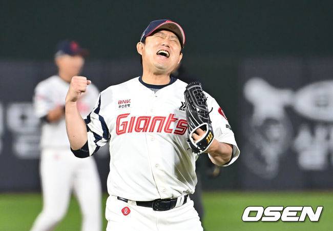 [OSEN=부산, 이석우 기자] 2일 부산 사직야구장에서 2025 신한 SOL 뱅크 KBO 리그 롯데 자이언츠와 NC 다이노스의 경기가 열렸다. 홈팀 롯데는 나균안, 방문팀 NC는 최성영이 선발 출전했다.롯데 자이언츠 김상수가 NC 다이노스에 4-3 극적인 역전승을 올리고 포효하고 있다. 2025.05.02 / foto0307@osen.co.kr