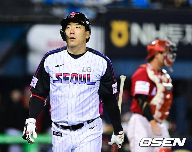 [OSEN=잠실, 조은정 기자]2일 오후 서울 잠실구장에서 ‘2025 신한 SOL BANK KBO리그’ LG 트윈스와 SSG 랜더스의 경기가 열렸다.이날 경기에 홈팀 LG는 손주영을 방문팀 SSG은 앤더슨을 선발로 내세웠다.9회말 LG 선두타자 김현수가 삼진으로 물러나며 아쉬워하고 있다. 2025.05.02 /cej@osen.co.kr