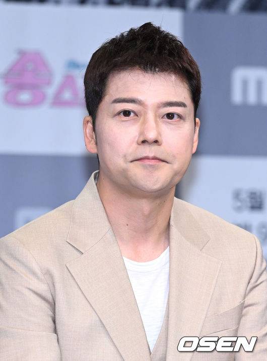 [OSEN=이대선 기자] 3일 오후 서울 마포구 상암 MBC 골든마우스홀에서 MBC&nbsp;예능 프로그램&nbsp;‘송스틸러’ 제작발표회가 열렸다.‘송스틸러’는 갖고 싶은 남의 곡을 대놓고 훔칠 수 있는 기회를 제공하는 신개념 음악 프로그램이다.‘송스틸러’는 오는&nbsp;5월&nbsp;5일 일요일&nbsp;밤&nbsp;9시&nbsp;10분에 첫 방송된다.방송인 전현무가 취재진 질문을 듣고 있다. 2024.05.02 /sunday@osen.co.kr