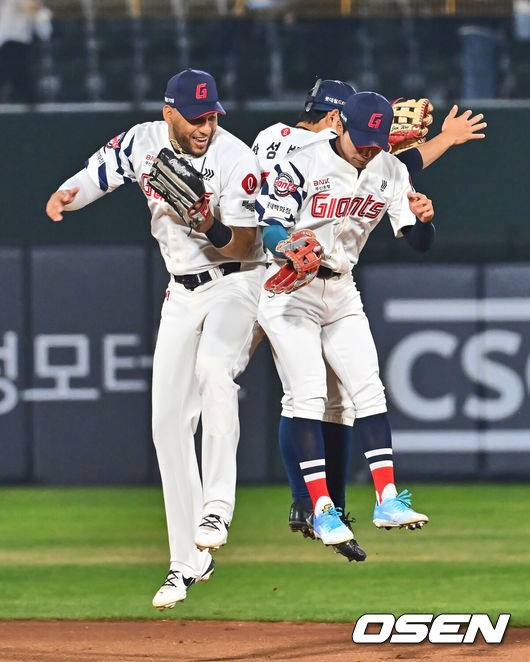 [OSEN=부산, 이석우 기자] 10일 부산 사직야구장에서 2025 신한 SOL 뱅크 KBO 리그 롯데 자이언츠와 KIA 타이거즈의 경기가 열렸다. 홈팀 롯데는 반즈가, 방문팀 KIA는 윤영철이 선발로 출전했다.롯데 자이언츠 레이예스와 외야수들이 KIA 타이거즈에 8-3으로 승리한 후 기쁨을 나누고 있다. 2025.04.10 / foto0307@osen.co.kr