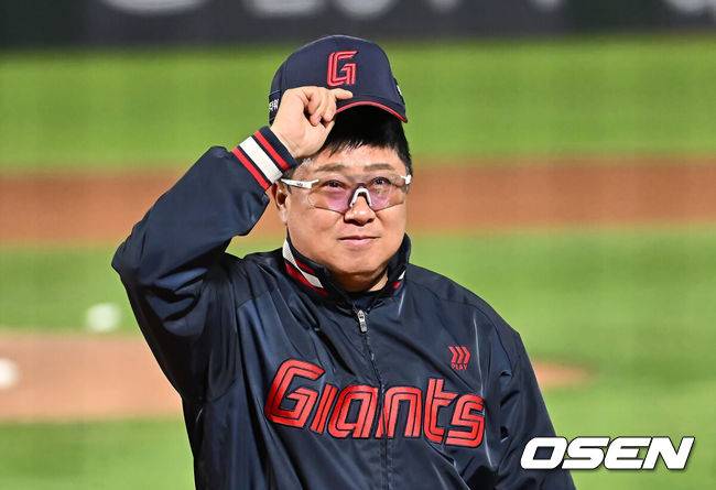 [OSEN=부산, 이석우 기자] 2일 부산 사직야구장에서 2025 신한 SOL 뱅크 KBO 리그 롯데 자이언츠와 NC 다이노스의 경기가 열렸다. 홈팀 롯데는 나균안, 방문팀 NC는 최성영이 선발 출전했다.롯데 자이언츠 김태형 감독이 NC 다이노스에 4-3 극적인 역전승을 올리고 팬들에게 인사를 하고 있다. 2025.05.02 / foto0307@osen.co.kr