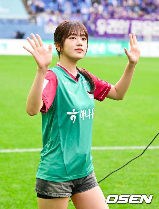 [OSEN=대전, 김성락 기자] 3일 오후 대전 유성구 대전월드컵경기장에서 ‘하나은행 K리그1 2025’ 11라운드 대전 하나 시티즌과 FC 안양의 경기가 열렸다. 대전은 7승 2무 2패로 리그 1위를, 안양은 5승 0무 6패로 리그 6위를 기록하고 있다. 경기 시작에 앞서 시축을 위해 경기장을 방문한 아이브 안유진이 관중에게 인사하고 있다. 2025.05.03 / ksl0919@osen.co.kr