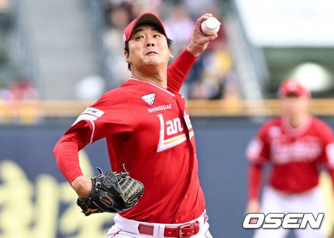 [OSEN=잠실, 조은정 기자3일 오후 서울 잠실구장에서 ‘2025 신한 SOL BANK KBO리그’ LG 트윈스와 SSG 랜더스의 경기가 열렸다.이날 경기에 홈팀 LG는 임찬규를 방문팀 SSG은 김광현을 선발로 내세웠다.1회말 SSG 김광현이 역투하고 있다. 2025.05.03 /cej@osen.co.kr