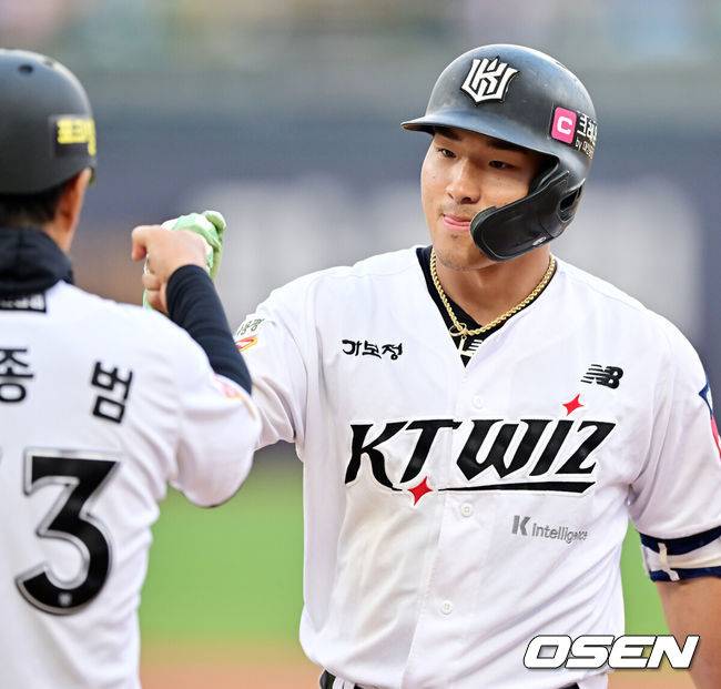 [OSEN=수원, 민경훈 기자] 3일 오후 수원 KT위즈파크에서 ‘2025 신한 SOL Bank KBO리그’ KT 위즈와 키움 히어로즈의 경기가 열렸다.홈팀 KT는 오원석, 원정팀 키움은 하영민을 선발로 내세웠다. 2회말 2사 주자 1,2루 KT 안현민이 중견수 왼쪽 1타점 적시타를 때린 후 1루에서 기뻐하고 있다. 2025.05.03 / rumi@osen.co.kr