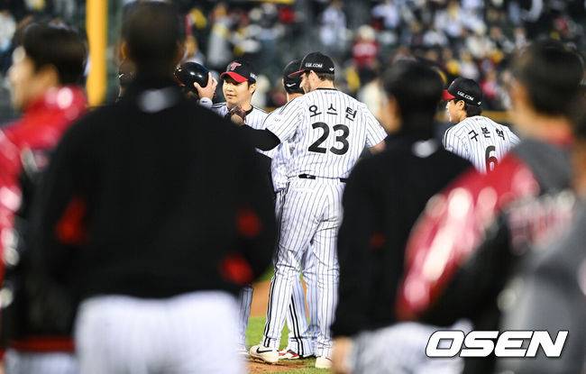 [OSEN=잠실, 조은정 기자프로야구&nbsp;LG 트윈스가 SSG 랜더스를 꺾고 5연패에서 벗어났다.&nbsp;LG는 3일 서울 잠실구장에서 열린 2025 KBO리그&nbsp;SSG와 경기에서 4-1로 승리했다.LG가 승리를 기뻐하고 있다. 2025.05.03 /cej@osen.co.kr