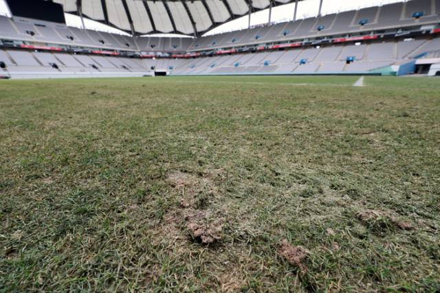 ▲ 서울월드컵경기장의 잔디가 패인 모습 ⓒ연합뉴스