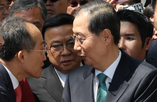 ▲한덕수 전 국무총리가 2일 서울 여의도 국회에서 대통령선거 출마 선언을 마친 뒤 국민의힘 추경호 의원과 인사하고 있다. ⓒ연합뉴스