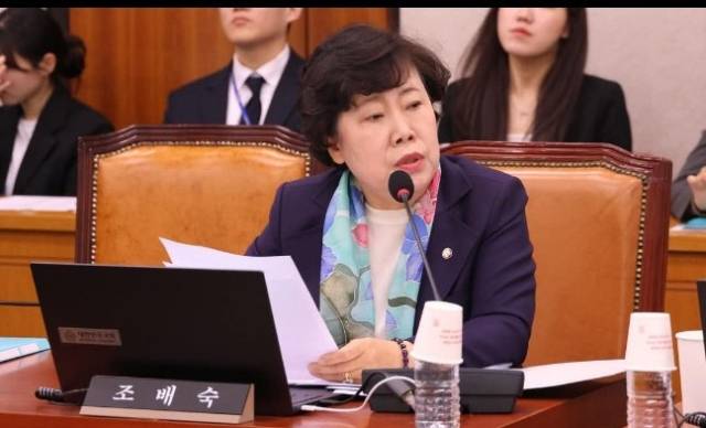 ▲조배숙 의원은 "이는 명백한 위헌 시도"라며 "헌법 제84조는 재직 중 형사소추 금지일 뿐이지 이미 진행 중인 재판까지 멈추라는 조항이 아니다"고 주장했다. ⓒ조배숙 의원 페이스북