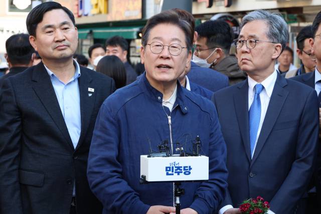 ▲더불어민주당 이재명 대선 후보가 '골목골목 경청투어' 접경지역 방문 이틀째인 2일 강원도 인제군 원통전통시장에서 주민들을 만난 뒤 취재진의 질문에 답하고 있다. ⓒ연합뉴스